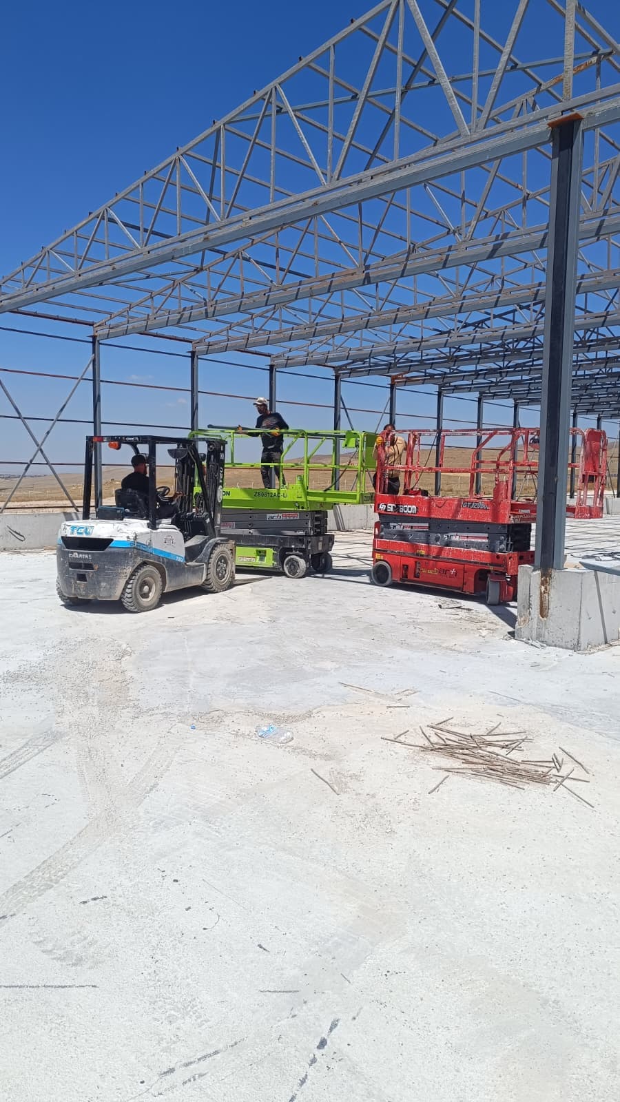 Sanayi holünde çelik yapı montaj çalışması