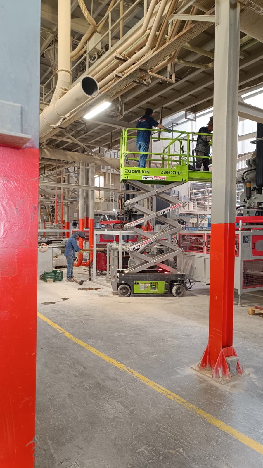 Fabrika içi platform ile tesisat çalışması